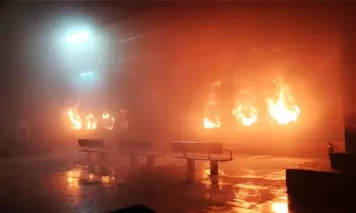 ടാറ്റാ നഗര്‍-എറണാകുളം എക്‌സ്പ്രസില്‍ തീപിടിത്തം; ഒരാള്‍ മരിച്ചതായി സംശയം