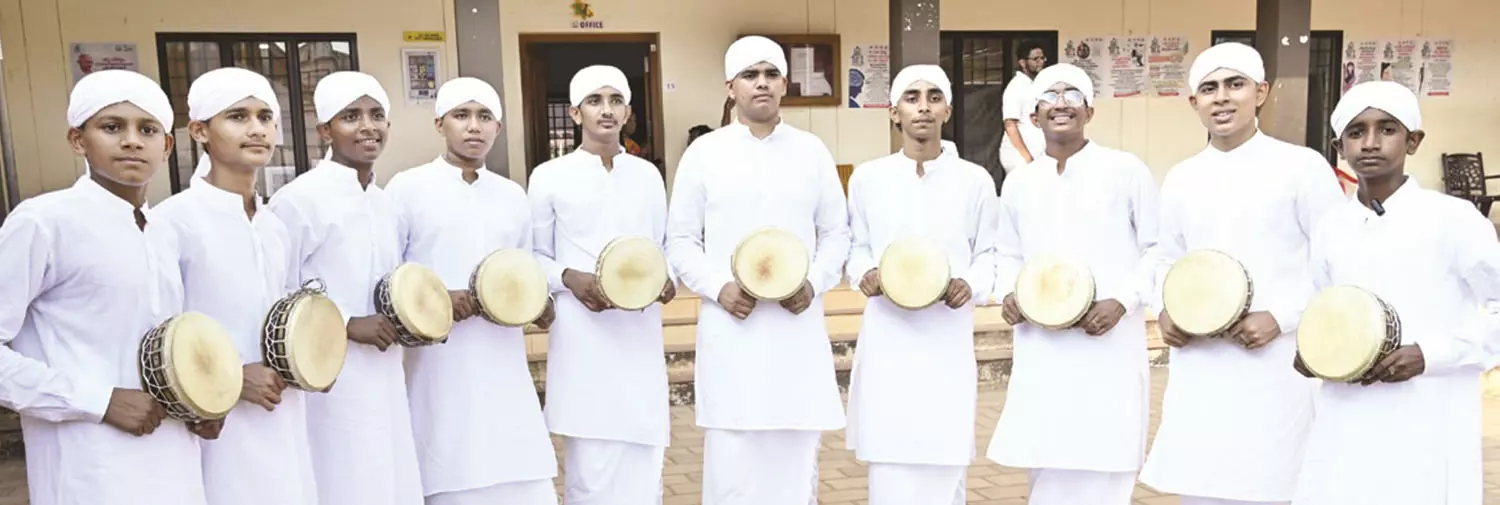 ദഫ്മുട്ടില് ചെമ്മനാട് സ്കൂളിന് ഇരട്ടനേട്ടം ദഫ്മുട്ടില് ചെമ്മനാട് സ്കൂളിന് ഇരട്ടനേട്ടം