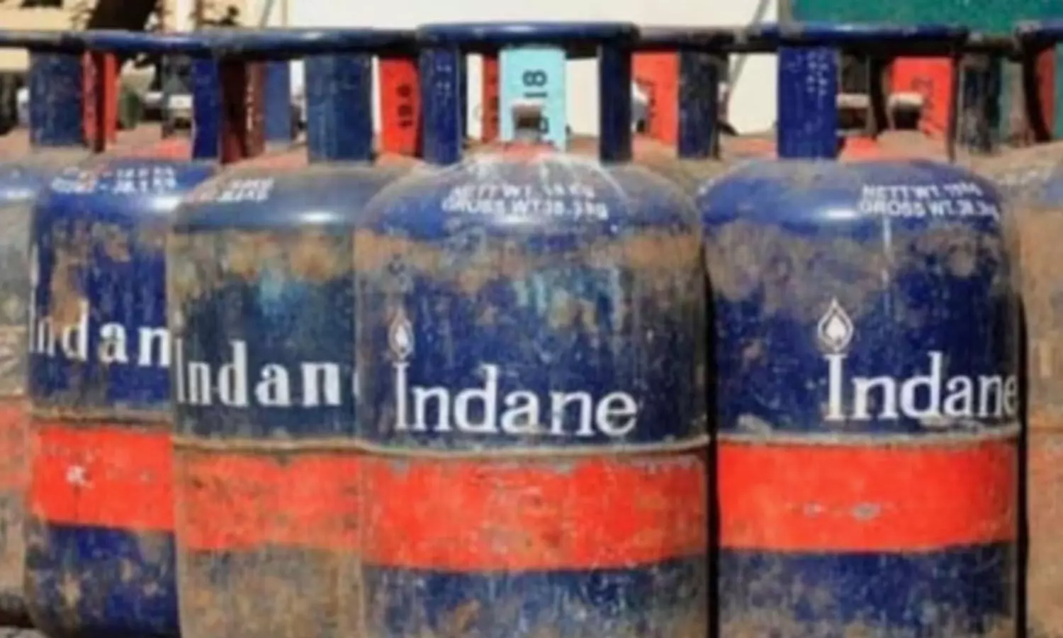 പുതുവര്‍ഷത്തില്‍ ഇരുട്ടടി: വാണിജ്യ സിലിണ്ടറിന് ഒറ്റയടിക്ക് 111 രൂപ കൂട്ടി