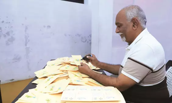 പോസ്റ്റ് കാര്‍ഡിലുള്ള സ്‌നേഹാശംസകളുടെ  ആഴമറിഞ്ഞ് സുരേഷ് നാരായണന്‍