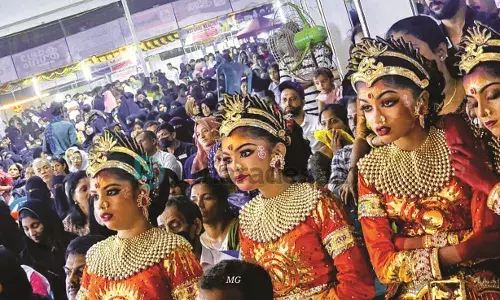 നന്ദി ആരോട് ചൊല്ലേണ്ടൂ...