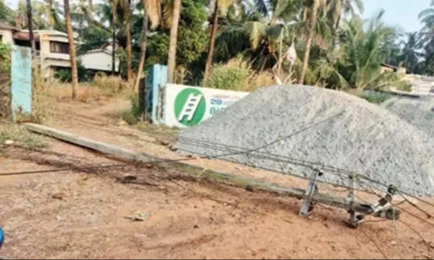 മെറ്റല്‍ ഇറക്കുന്നതിനിടെ ലോറി വൈദ്യുതി  കമ്പികളില്‍ കുടുങ്ങി മൂന്ന് തൂണുകള്‍ ഒടിഞ്ഞു