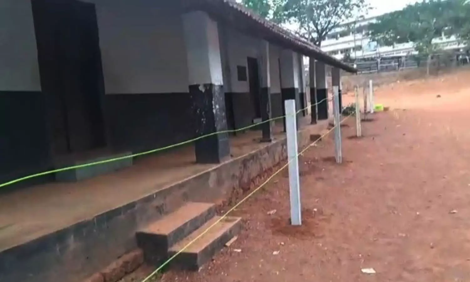 ബെള്ളൂര്‍ സ്‌കൂള്‍ സ്ഥലത്തര്‍ക്കം: മുള്ളുവേലി കെട്ടിയത് വിവാദത്തില്‍