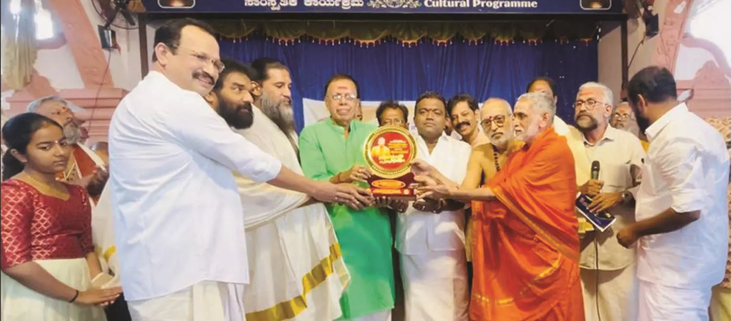 സൗപര്ണ്ണികാമൃതം പുരസ്ക്കാരം സമ്മാനിച്ചു സൗപര്ണ്ണികാമൃതം പുരസ്ക്കാരം സമ്മാനിച്ചു