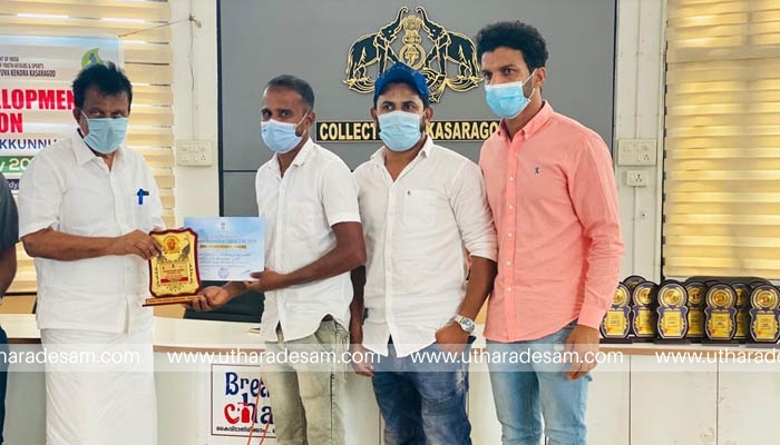 ആസ്‌ക് ആലംപാടി അവാര്‍ഡ് സ്വീകരിച്ചു