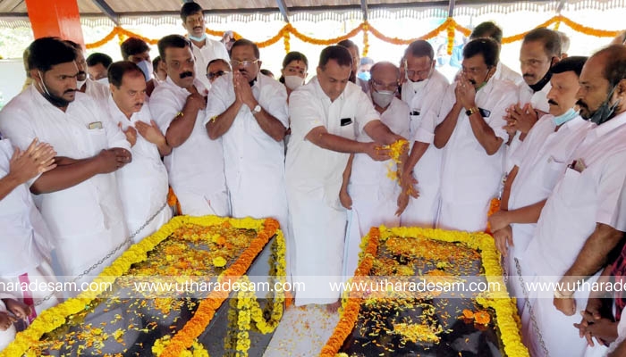 ശരത്ത്‌ലാല്‍-കൃപേഷ് രണ്ടാം രക്തസാക്ഷിത്വ ദിനാചരണം: പുഷ്പാര്‍ച്ചന നടത്തി