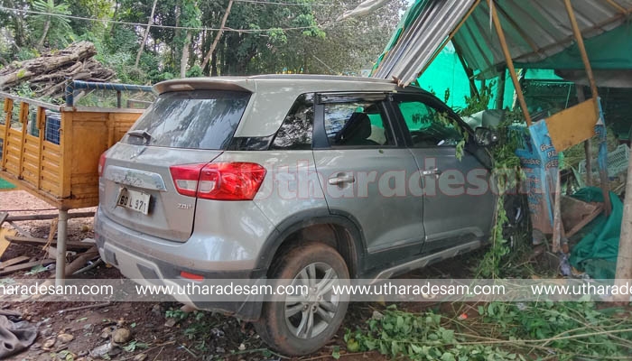 നിയന്ത്രണം വിട്ട കാര്‍ വൈദ്യുതി തൂണിലിടിച്ച ശേഷം പഴക്കടയിലേക്ക് പാഞ്ഞുകയറി