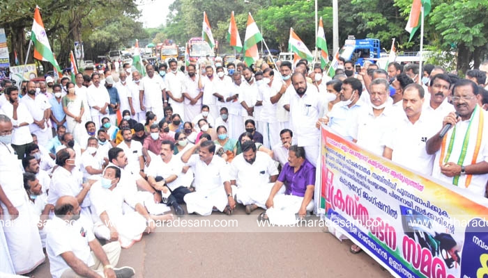 ഇന്ധന നികുതി ഇളവ് ചെയ്യാത്ത നടപടിയില്‍ പ്രതിഷേധിച്ച് കോണ്‍ഗ്രസ് ചക്രസ്തംഭന സമരം നടത്തി