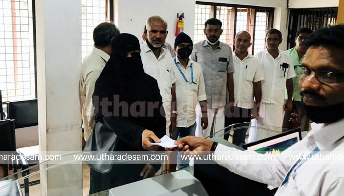 കുഡ്ലു ബാങ്കില് നിന്ന് കവര്ച്ച ചെയ്യപ്പെട്ട് പിന്നീട് കണ്ടെടുത്ത സ്വര്ണാഭരണങ്ങള് ഉപഭോക്താക്കള്ക്ക് തിരികെ നല്കി തുടങ്ങി കുഡ്ലു ബാങ്കില് നിന്ന് കവര്ച്ച ചെയ്യപ്പെട്ട് പിന്നീട് കണ്ടെടുത്ത സ്വര്ണാഭരണങ്ങള് ഉപഭോക്താക്കള്ക്ക് തിരികെ നല്കി തുടങ്ങി