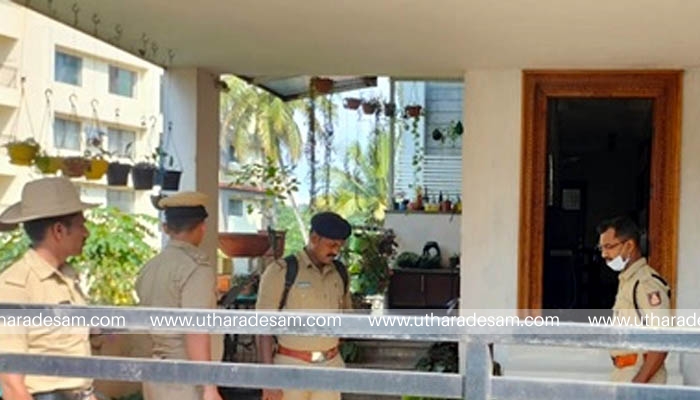 നിയമവിദ്യാര്ഥിനിയെ ലൈംഗികമായി പീഡിപ്പിച്ച കേസില് ഒളിവില് കഴിയുന്ന ലോകായുക്ത സ്പെഷല് പബ്ലിക് പ്രോസിക്യൂട്ടറുടെ വീട്ടില് പൊലീസ് റെയ്ഡ് നിയമവിദ്യാര്ഥിനിയെ ലൈംഗികമായി പീഡിപ്പിച്ച കേസില് ഒളിവില് കഴിയുന്ന ലോകായുക്ത സ്പെഷല് പബ്ലിക് പ്രോസിക്യൂട്ടറുടെ വീട്ടില് പൊലീസ് റെയ്ഡ്