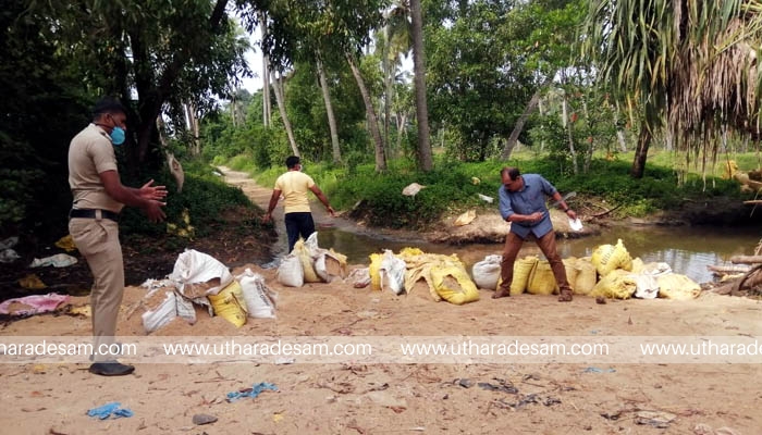 ബന്തിയോട് ബേരിക്ക കടപ്പുറത്ത് 80ലേറെ ചാക്കുകളില് സൂക്ഷിച്ച മണല് പൊലീസ് പിടികൂടി നശിപ്പിച്ചു ബന്തിയോട് ബേരിക്ക കടപ്പുറത്ത് 80ലേറെ ചാക്കുകളില് സൂക്ഷിച്ച മണല് പൊലീസ് പിടികൂടി നശിപ്പിച്ചു