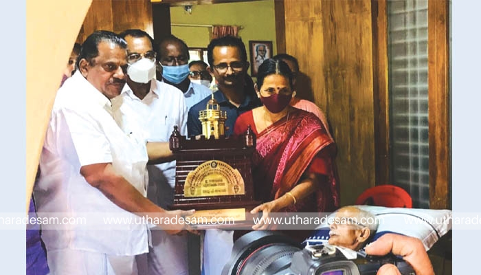 ഇ. നാരായണന്‍ സഹകരണ പ്രതിഭാ പുരസ്‌കാരം പി. രാഘവന് സമ്മാനിച്ചു