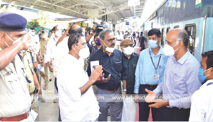 സുരക്ഷാ പരിശോധനക്ക് കാസര്‍കോട്ടെത്തിയ റെയില്‍വെ ജനറല്‍ മാനേജര്‍ക്ക് ലഭിച്ചത് നിരവധി പരാതികള്‍
