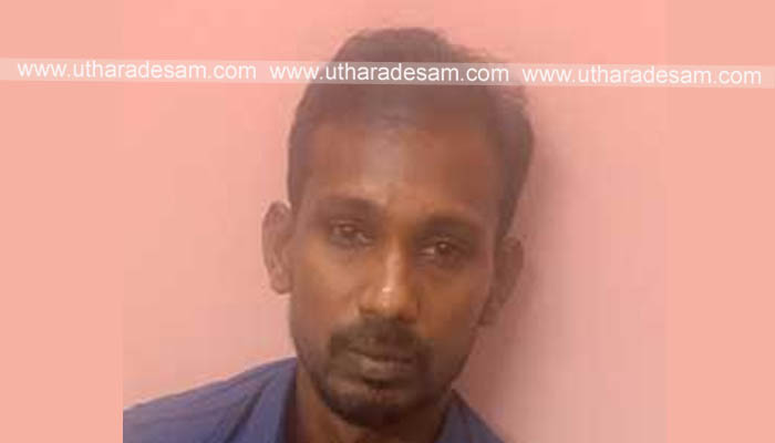തിരുവനന്തപുരത്ത് പ്രായപൂര്ത്തിയാകാത്ത പെണ്കുട്ടിയെ ബലാത്സംഗം ചെയ്ത് കൊലപ്പെടുത്തിയ കേസില് ജീവപര്യന്തം തടവ് അനുഭവിക്കുന്നതിനിടെ ജയില് ചാടി രക്ഷപ്പെട്ട പ്രതി ഉഡുപ്പിയില് പിടിയില് തിരുവനന്തപുരത്ത് പ്രായപൂര്ത്തിയാകാത്ത പെണ്കുട്ടിയെ ബലാത്സംഗം ചെയ്ത് കൊലപ്പെടുത്തിയ കേസില് ജീവപര്യന്തം തടവ് അനുഭവിക്കുന്നതിനിടെ ജയില് ചാടി രക്ഷപ്പെട്ട പ്രതി ഉഡുപ്പിയില് പിടിയില്