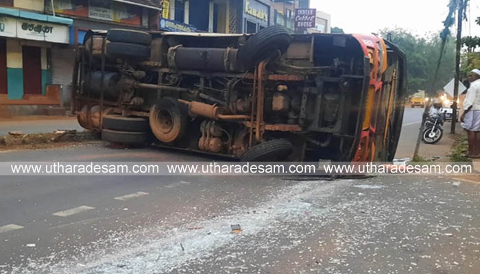 നിയന്ത്രണം വിട്ട മീന്‍ ലോറി രണ്ട് ഡിവൈഡറുകളില്‍ തട്ടി റോഡിന് കുറുകെ മറിഞ്ഞു