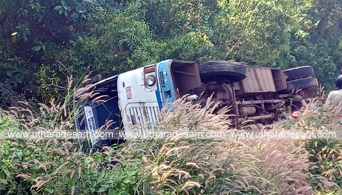 കെ.എസ്.ആര്‍.ടി.സി ബസ് നിയന്ത്രണം വിട്ട് കുഴിയിലേക്ക് മറിഞ്ഞ് 15 യാത്രക്കാര്‍ക്ക് പരിക്കേറ്റു