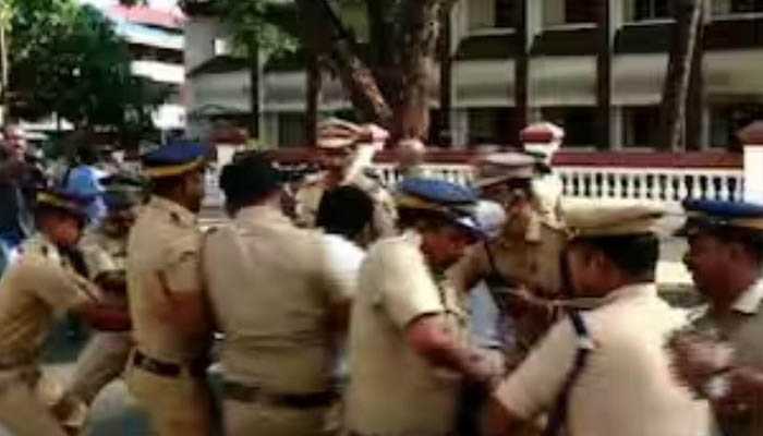നികുതി വര്ധനവ്: കൊച്ചിയില് മുഖ്യമന്ത്രിക്കെതിരെ പ്രതിഷേധം നികുതി വര്ധനവ്: കൊച്ചിയില് മുഖ്യമന്ത്രിക്കെതിരെ പ്രതിഷേധം