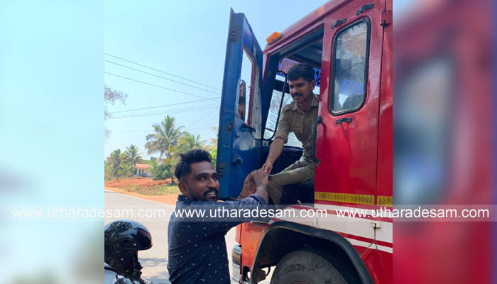 റോഡില് കണ്ടെത്തിയ പണമടങ്ങിയ പേഴ്സ് ഉടമയ്ക്കെത്തിച്ച് അഗ്നിരക്ഷാ സേനാംഗങ്ങള് റോഡില് കണ്ടെത്തിയ പണമടങ്ങിയ പേഴ്സ് ഉടമയ്ക്കെത്തിച്ച് അഗ്നിരക്ഷാ സേനാംഗങ്ങള്