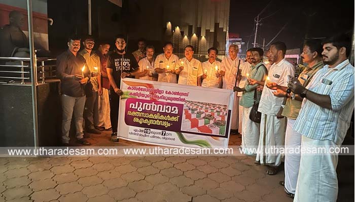 ഗാന്ധി പ്രതിമയ്ക്ക് മുന്നില്‍ മെഴുകുതിരി കത്തിച്ച് ജവാന്മാര്‍ക്ക് ഐക്യദാര്‍ഢ്യം