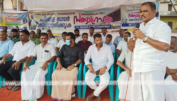 എ.കെ.എം അഷ്‌റഫ് എം.എല്‍.എ നായന്മാര്‍മൂലയിലെ സമരപ്പന്തലിലെത്തി