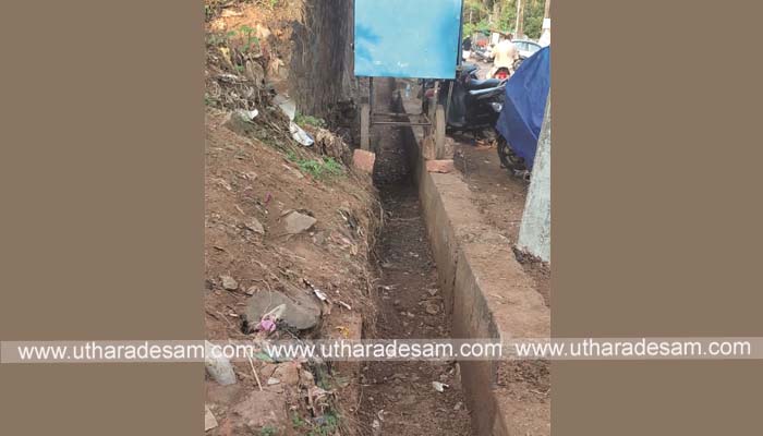 കുമ്പള സ്കൂള് റോഡിലെ ഓവുചാലിന് സ്ലാബിട്ട് നടപ്പാത നിര്മ്മിക്കണമെന്ന ആവശ്യമുയരുന്നു കുമ്പള സ്കൂള് റോഡിലെ ഓവുചാലിന് സ്ലാബിട്ട് നടപ്പാത നിര്മ്മിക്കണമെന്ന ആവശ്യമുയരുന്നു