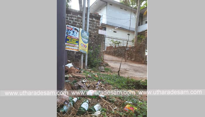സ്‌കൂള്‍ തുറക്കാന്‍ ദിനങ്ങള്‍ ബാക്കിയിരിക്കെ കാസര്‍കോട് ഗവ. യു.പി സ്‌കൂളിന് മുന്നില്‍ മദ്യകുപ്പികളും ദുര്‍ഗന്ധവും