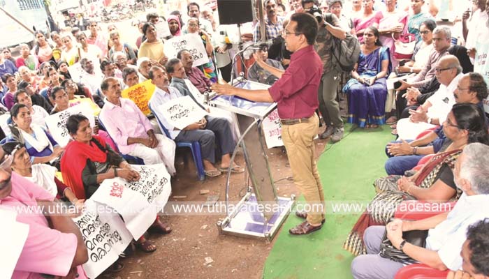 പട്ടികയില്‍ നിന്ന് ഒഴിവാക്കിയവരെ തിരിച്ചെടുക്കണമെന്ന് ആവശ്യപ്പെട്ട് എന്‍ഡോസള്‍ഫാന്‍ ദുരിതബാധിതരുടെ സമരം