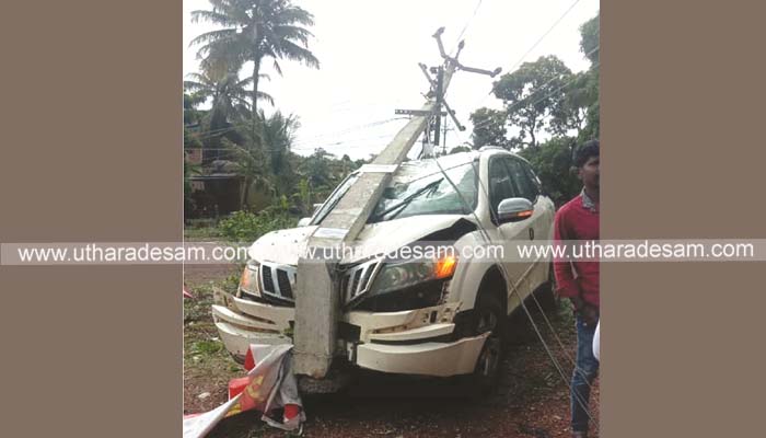 കാര്‍ വൈദ്യുതി തൂണിലിടിച്ചു; തകര്‍ന്ന തൂണ്‍ കാറിന് മുകളില്‍ വീണു