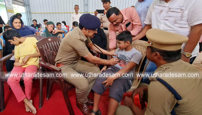 സ്റ്റെതസ്‌കോപ്പുമായി ജില്ലാ പൊലീസ് മേധാവി ഡോ. വൈഭവ് സക്‌സേന; പുഞ്ചിരിയുമായി കുട്ടികള്‍