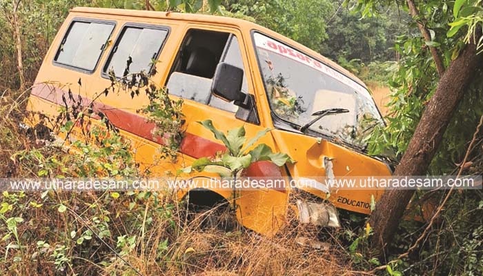 സ്‌കൂള്‍ ബസ് നിയന്ത്രണം വിട്ട് മരത്തിലിടിച്ചു; ഡ്രൈവര്‍ക്ക് പരിക്ക്