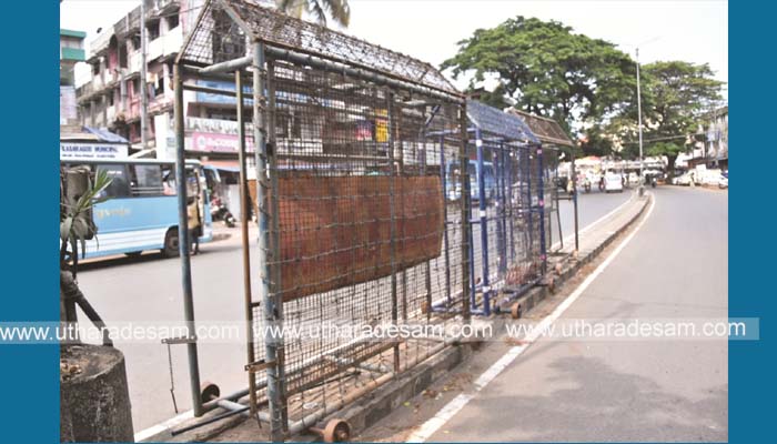 പഴയ ബസ്സ്റ്റാന്റിന് സമീപത്തെ പൊലീസ് സുരക്ഷിത വേലി നീക്കിയില്ല; കാല്‍നട യാത്രക്കാര്‍ക്ക് ദുരിതം