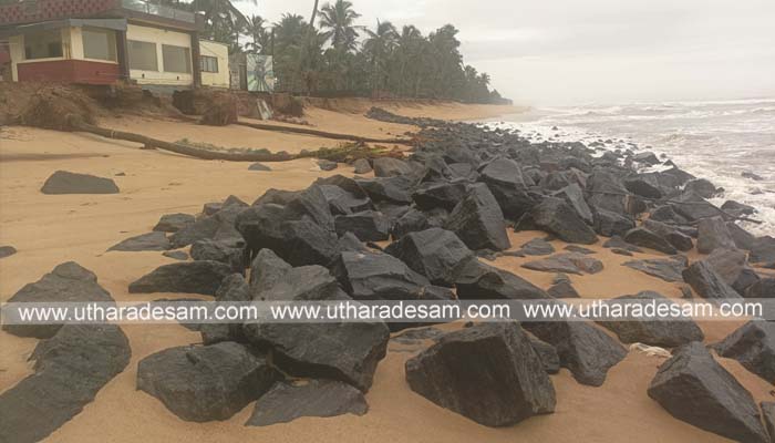 മൊഗ്രാല്‍ നാങ്കിയില്‍ കടല്‍ഭിത്തിക്കായിഅടുക്കിവെച്ച കല്ലുകള്‍ കടലെടുത്തു